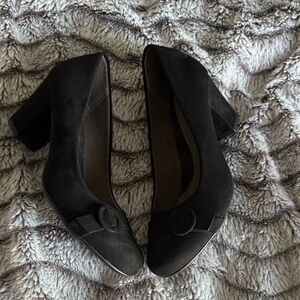 Adorable Black Heeled Shoes for Women. Excellent condition.